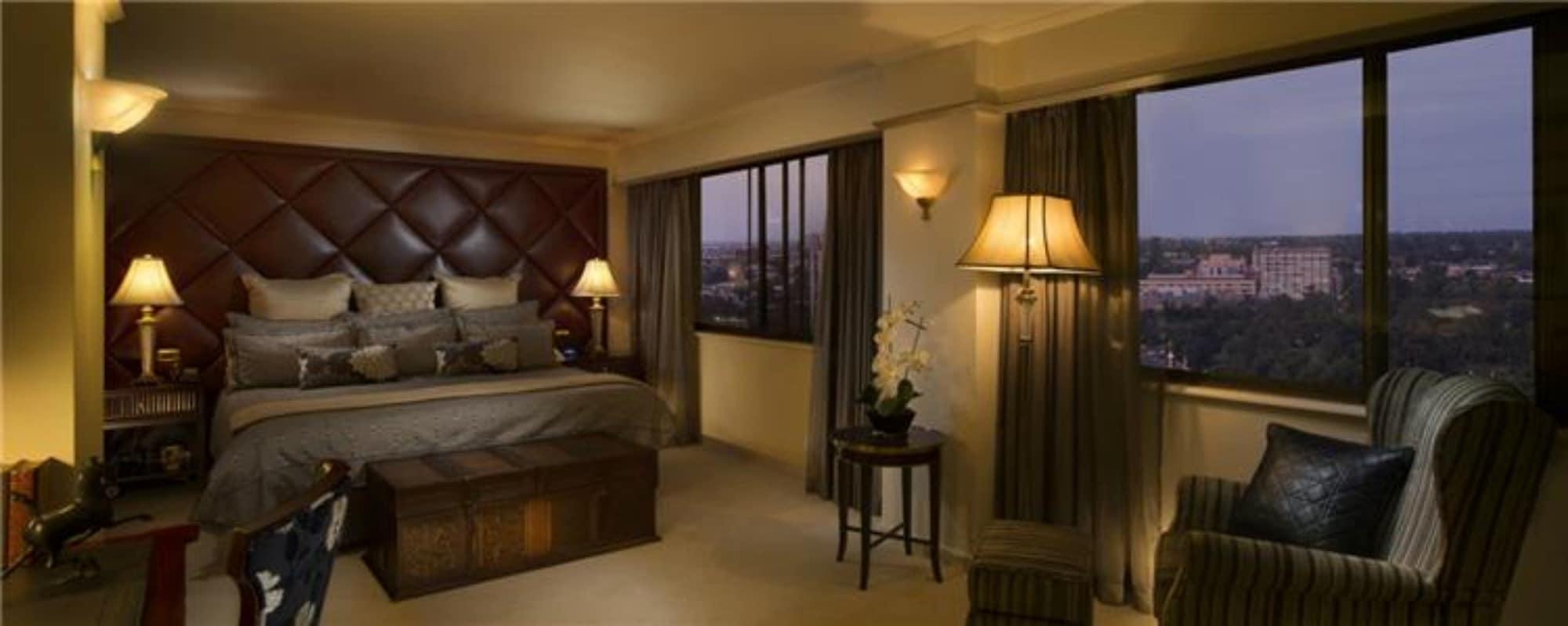 Stamford Plaza Adelaide Hotel Kültér fotó A bedroom at the Ritz-Carlton