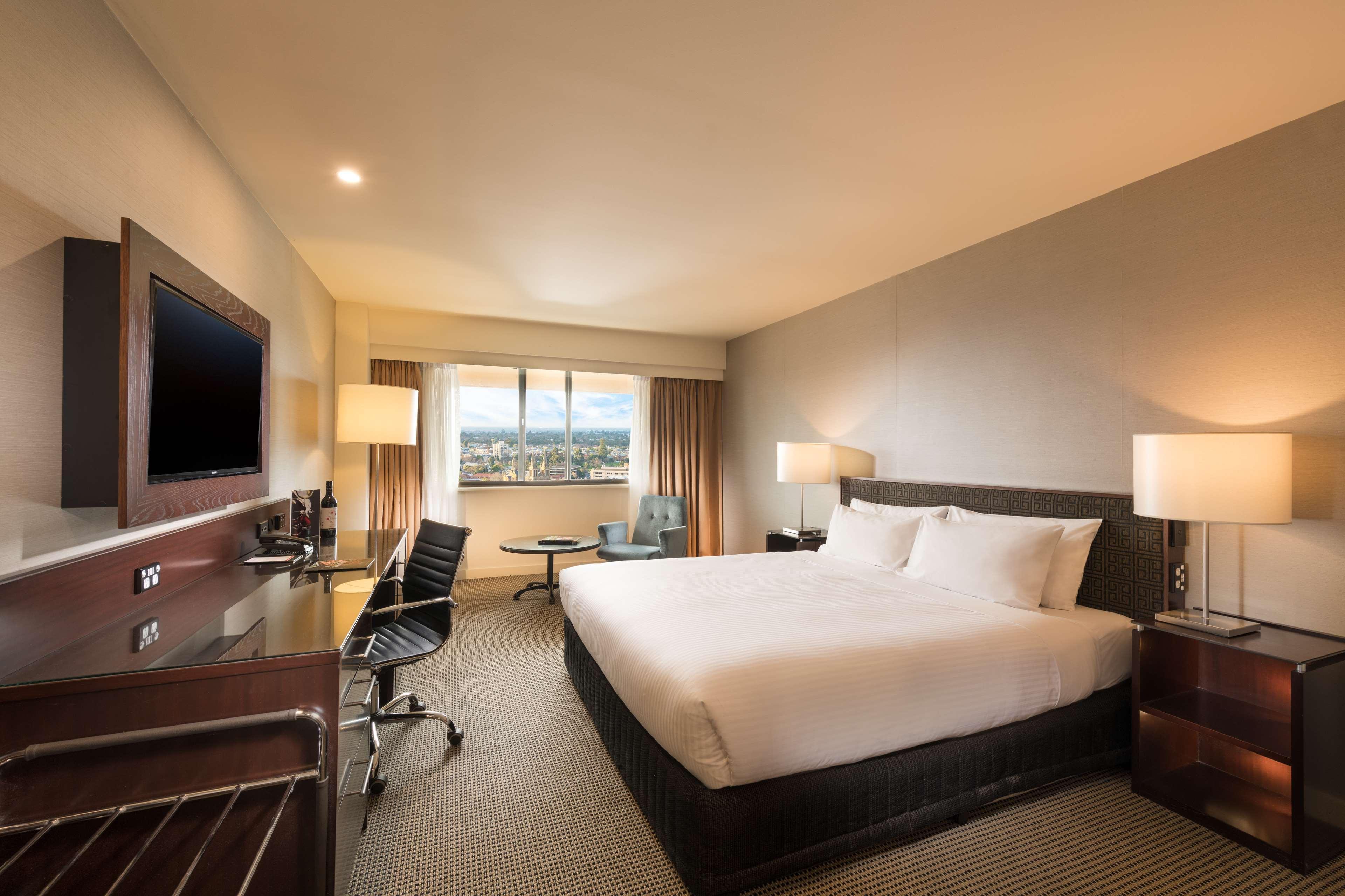 Stamford Plaza Adelaide Hotel Kültér fotó A guest room at the Hilton San Francisco