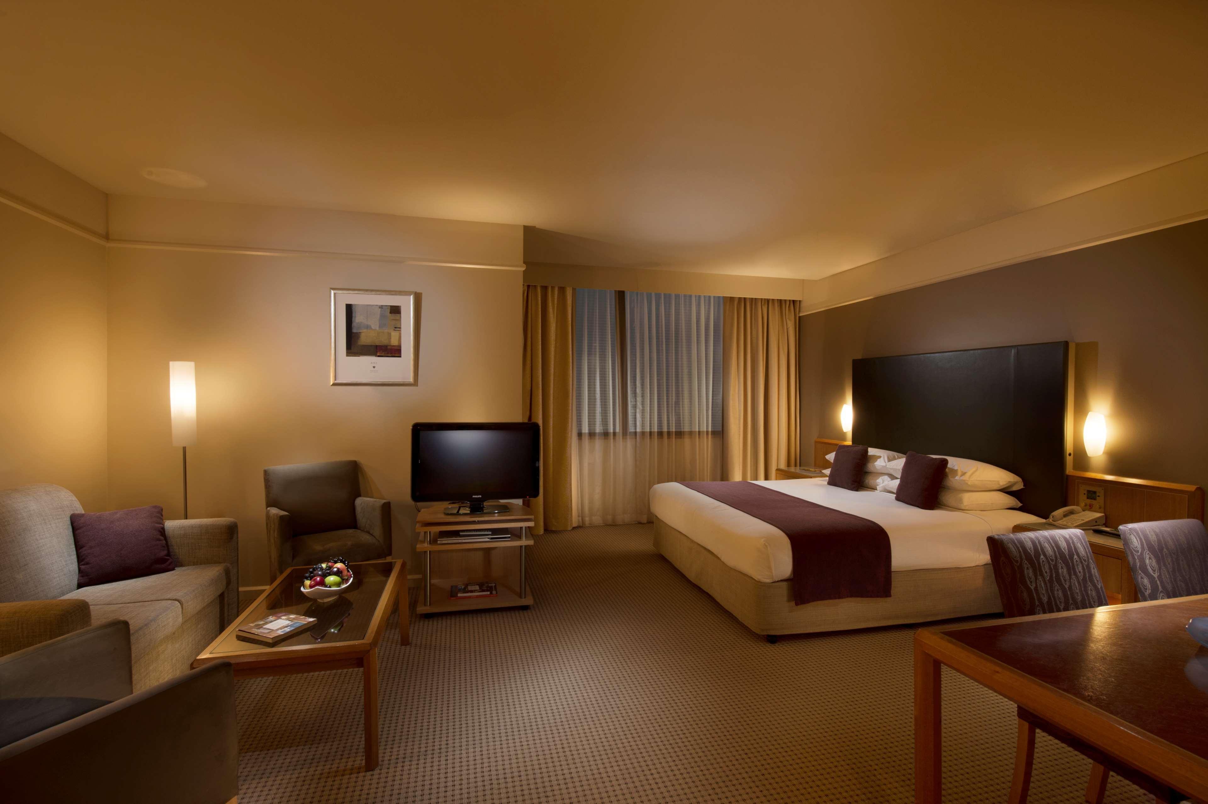 Stamford Plaza Adelaide Hotel Szoba fotó A suite at the Crowne Plaza Hotel, Parramatta, Australia