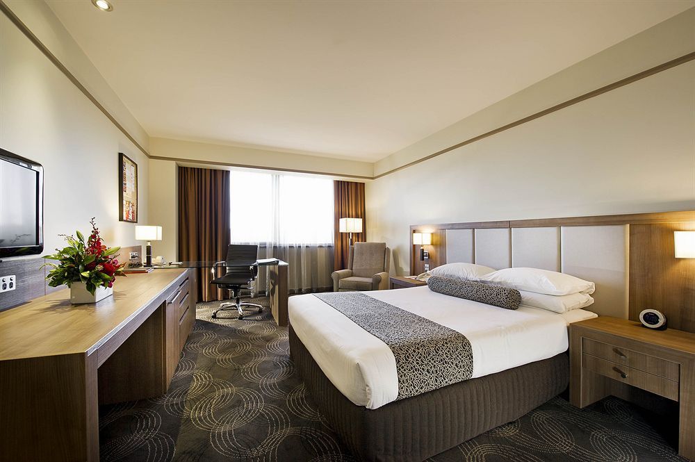 Stamford Plaza Adelaide Hotel Kültér fotó A room at the hotel