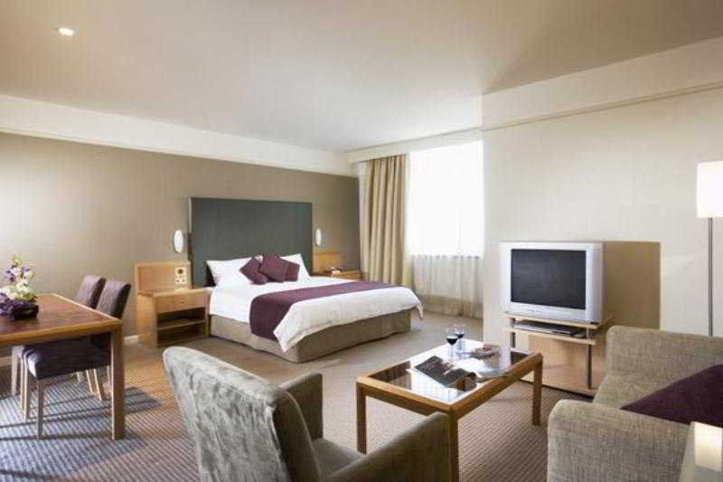 Stamford Plaza Adelaide Hotel Szoba fotó A suite at the Hilton London Heathrow